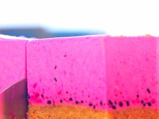 14、火龙果慕斯,慕斯糊没有过筛,火龙果黑色的籽沉底了,吃起来有点颗粒感,不喜欢的在第7步将火龙果泥过筛下即可。