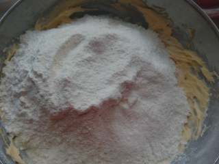 2、彩虹爱心饼干,筛入低筋面粉，切拌均匀。