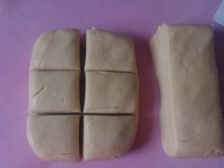 5、彩虹爱心饼干,一份包保鲜袋放冰箱冷藏，另外两份再均分成六份。