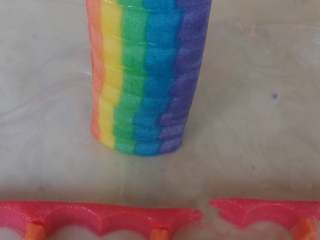 11、彩虹爱心饼干,把切割好的心形抹上蛋白胶水，轻轻按压，粘牢，然后放冰箱冷冻至硬。