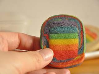 14、彩虹爱心饼干,剩下的边角料也不要浪费，做成雨花石饼干也是极美的。