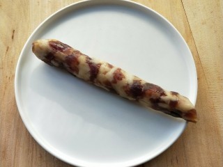 1、豉香腊肠炒蒜苗,“妈妈牌”腊肠用温水洗净表面。