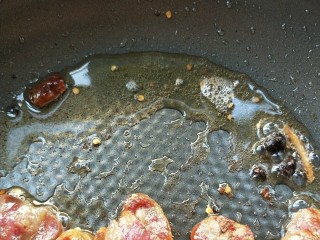 9、豉香腊肠炒蒜苗,此时腊肠出不少油，把腊肠拨到一边。