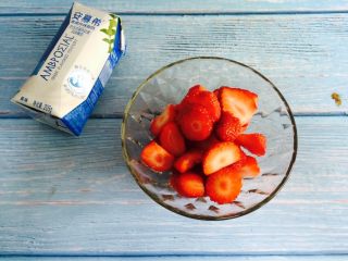 3、高颜值～草莓奶昔,草莓去蒂切块