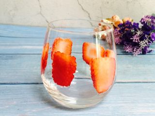 4、高颜值～草莓奶昔,草莓切薄片用来装饰杯子，尽量切的薄一些容易贴在杯壁上