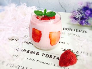 12、高颜值～草莓奶昔,一杯高颜值的草莓奶昔????