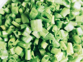 1、快手菜之简化版葱油饼,葱姜蒜、韭菜、五花肉、蒜头洗净切碎