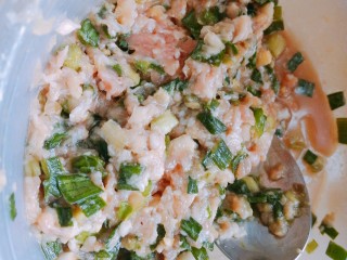 2、快手菜之简化版葱油饼,加入料酒、盐、胡椒粉搅拌均匀,制成馅料