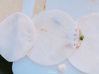 3、快手菜之简化版葱油饼,水饺皮五个,一个接一个摆好,粘一点馅料当粘合剂,在连接处用刀叉压一下,以便粘合
