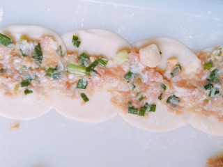 4、快手菜之简化版葱油饼,在水饺皮上均匀铺上肉馅