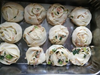 9、快手菜之简化版葱油饼,做好后放入保鲜盒中,入冰箱冷藏,可以多做一些冻起来