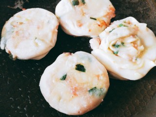 10、快手菜之简化版葱油饼,锅中油烧至七成热,加入葱油饼,改中小火,煎至一面微黄