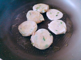 11、快手菜之简化版葱油饼,翻面,继续中小火煎制,不停晃动平底锅