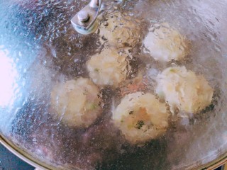 12、快手菜之简化版葱油饼,加入一碗水至没过葱油饼1/3处,加盖改大火烧开,改中火至水快烧干,翻面继续煎至两面微黄,期间不停晃动平底锅。