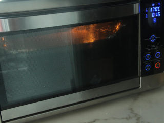 13、熔岩夹心蛋糕,放入烤箱,上下火170度烤16分钟。