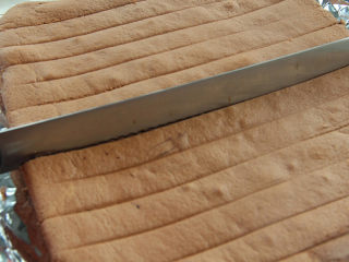 15、熔岩夹心蛋糕,蛋糕切成大小相等的小长条。