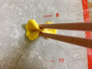 7、培根炒南瓜蝴蝶面（含蝴蝶面的做法）,用筷子在面片中间夹一下