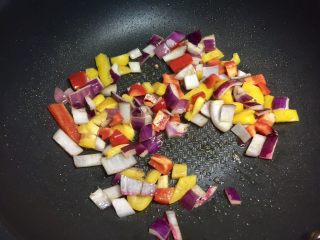 11、培根炒南瓜蝴蝶面（含蝴蝶面的做法）,锅烧热，放入黄油融化，下三色丁爆香