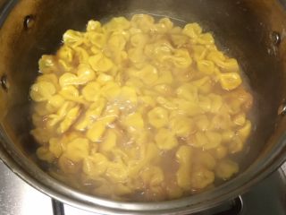 15、培根炒南瓜蝴蝶面（含蝴蝶面的做法）,另一个锅里锅里放适量水，水烧开后放一点油和盐，下入蝴蝶面，把面煮熟后捞出沥水。煮10-15分钟。