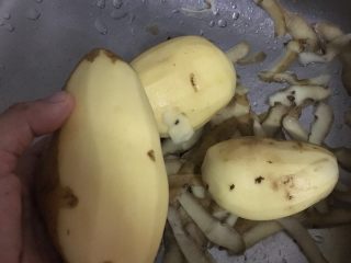 1、自家炸香口薯条,土豆去皮.洗干净