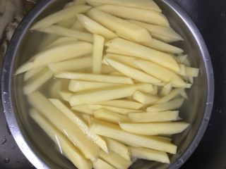 3、自家炸香口薯条,泡水.切好的土豆条要泡水.不然变色