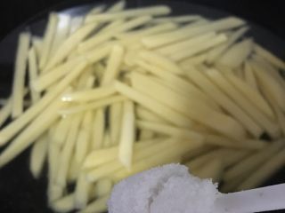 4、自家炸香口薯条,烧开水.放适量盐.一般煮菜的时候盐量.适量加.开水后.煮两三分钟...