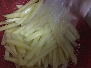 5、自家炸香口薯条,.捞起来.      冲一次冷水.....凉干.或者用干净的布吸收水分.----待干...