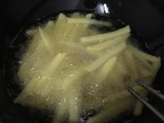 8、自家炸香口薯条,开锅炸.....值到薯条炸的金黄色...