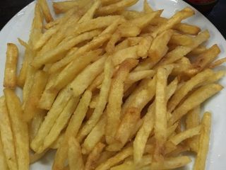 10、自家炸香口薯条,炸好.上盘....最好下面放吸油纸