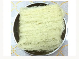 1、五颜六色炒米线#面条变身计划#,米线用冷水浸泡30分钟后捞出沥干水分，用筷子挑散备用。