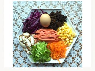 2、五颜六色炒米线#面条变身计划#,准备好配菜：紫甘蓝、胡萝卜、火腿肠切丝，芹菜杆切段，新鲜蘑菇切片，黑木耳泡发切片，香菜切碎，玉米粒，鸡蛋一个。