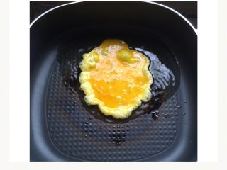 3、五颜六色炒米线#面条变身计划#,锅中放适量的油，把鸡蛋液倒入煎炸片刻，并打散。