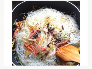 5、五颜六色炒米线#面条变身计划#,加入沥干的米线，边炒边加入适量的生抽酱油。这一步最好用翻炒，米线要不停用筷子挑松抖散，小火慢炒，不要让它结块。