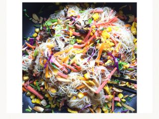 7、五颜六色炒米线#面条变身计划#,加放少量的五香粉，翻炒至均匀后关火。