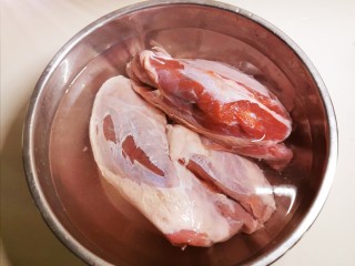 1、手撕牛肉干,牛肉去掉筋膜 清水浸泡1个小时