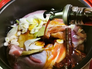 4、手撕牛肉干,倒入生抽老抽