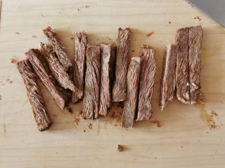 10、手撕牛肉干,后切成条状