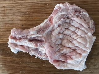 1、梅子洋葱猪大排,排骨用刀背或肉捶两面各敲打十几下。