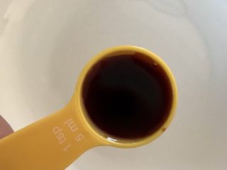 2、梅子洋葱猪大排,调汁，2茶匙生抽倒入碗中。