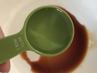 3、梅子洋葱猪大排,加入清水。