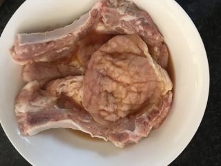 4、梅子洋葱猪大排,大排浸入汁里二十分钟。