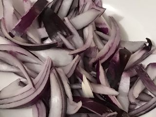 5、梅子洋葱猪大排,腌制的时候切洋葱，洋葱切成细条。