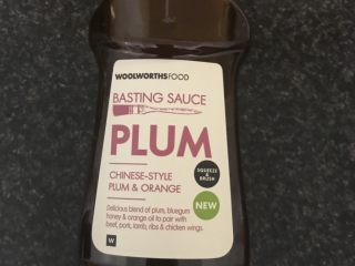 6、梅子洋葱猪大排,调芡汁，芡汁中用到一种梅子橙酱，是专门的烤肉酱。