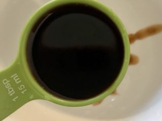 7、梅子洋葱猪大排,准备1汤匙生抽。