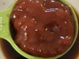 8、梅子洋葱猪大排,1汤匙番茄酱。