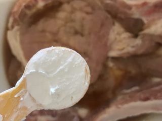 14、梅子洋葱猪大排,猪大排腌好了，均匀地抹上层薄薄的生粉。