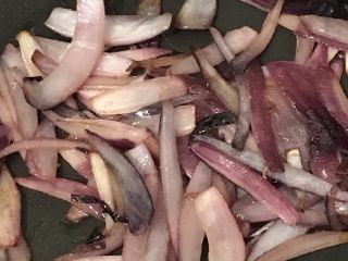 15、梅子洋葱猪大排,中火热锅，放入两茶匙油，煸炒洋葱至微黄色铲出。