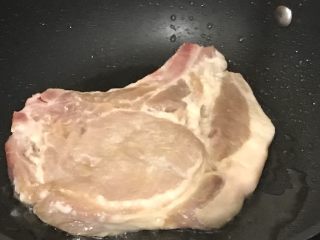 16、梅子洋葱猪大排,1茶匙油淋入大排中拌匀，原锅转大火煎猪排。