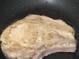 17、梅子洋葱猪大排,一面煎至黄色转另一面煎，两边都煎成黄色后转中火把排骨煮熟。