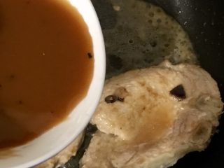 18、梅子洋葱猪大排,芡汁中加少量水搅匀，然后淋入锅中。